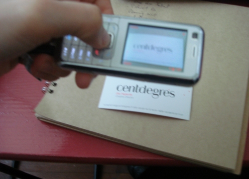 Un utilisateur prend en photo avec son portable une carte de visite.
