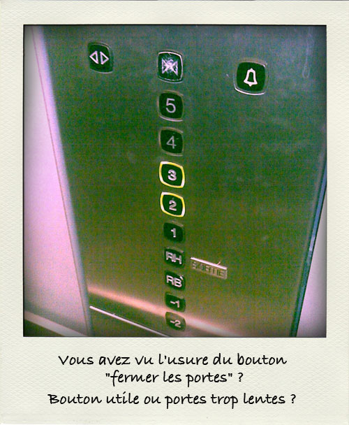 Le bouton Fermer les portes de l'ascenceur est très usé. Est-ce parce qu'il est particulièrement utile ou parce que les portes sont vraiment trop lentes ?