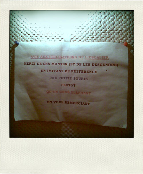 Dans les escaliers, merci de tenter d'imiter de préférence une petite souris à un gros éléphant.