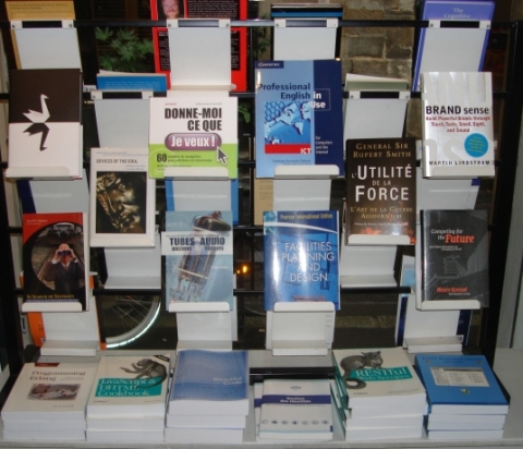 Le livre au milieu d'autres livres dans une librairie