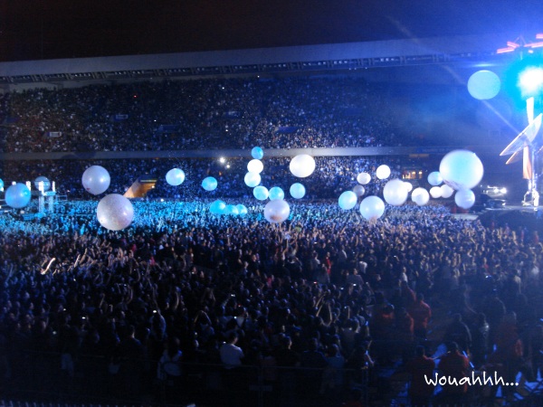 Huge balloons thrown over the crowd at Muse Concert in 2008